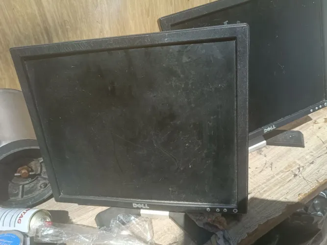 monitor LCD Dell antigo ,fica desligando sozinho