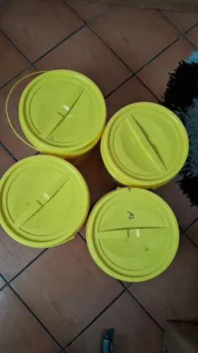 4 baldes com tampa
