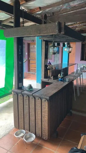 Barzinho rústico Madeira Corrente e Lustres, teto trabalhado lindo