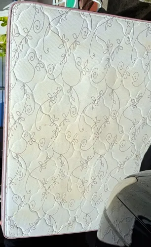 Colchão casal em molas.