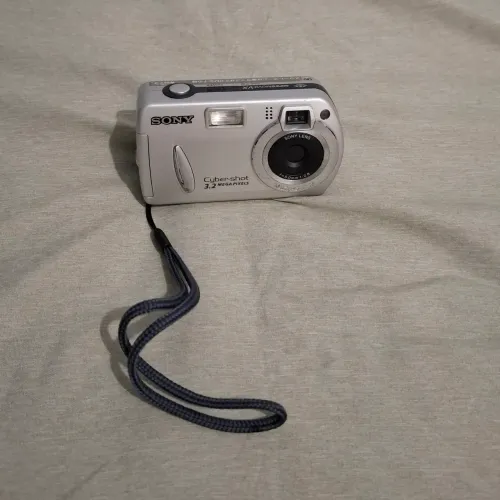 Câmera Digital Retrô Sony Cyber-shot 3.2MP - DSC-P32 + acessórios originais