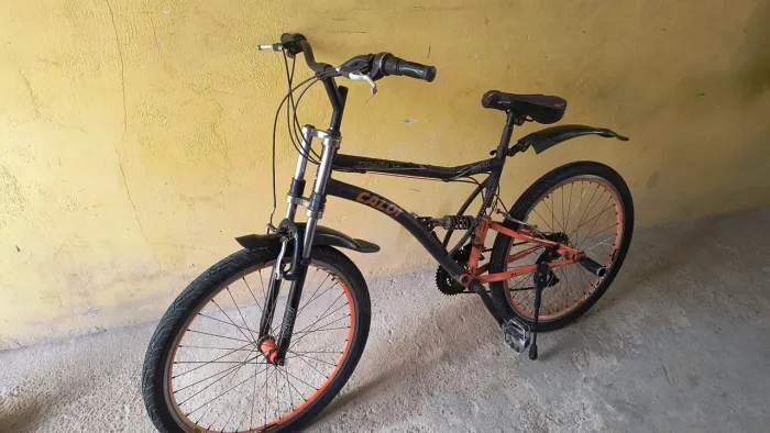 Bike caloi com amortecedor no quadro aro 26