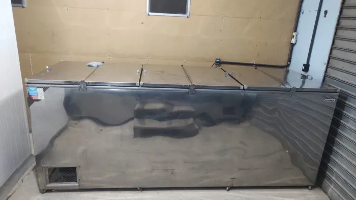 Freezer 2000 L (6 tampas) Medidas externas Comprimento 284 cm Largura 90 cm Altura 105 cm
