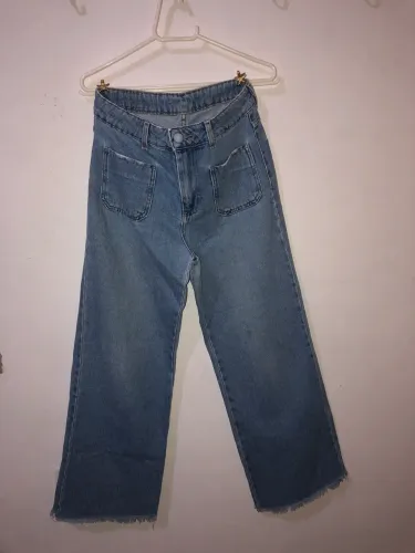 Calça Jeans Wide Leg com Bolsos Frontais e Barra Desfiada