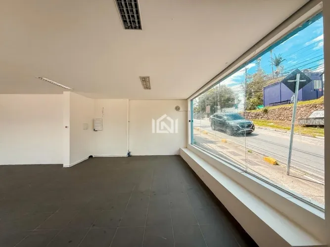 Sala comercial térrea para Locação no miolo da Granja Viana