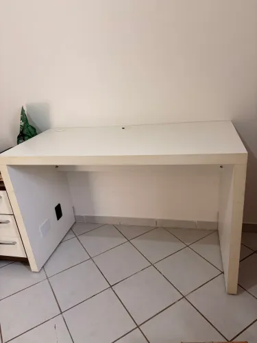 Mesa de estudos/Escrivaninha branca reforçada (com passa fios e tomada)