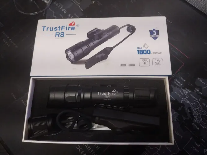 Lanterna TrustFire R8 - 1700 Lumens - Suporte para Trilho