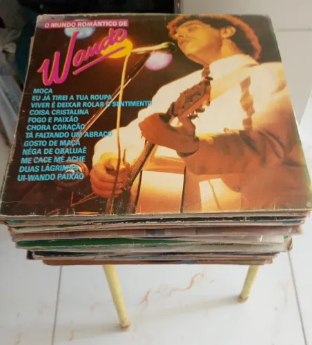 Lote com 40 Discos variados de Vinil
