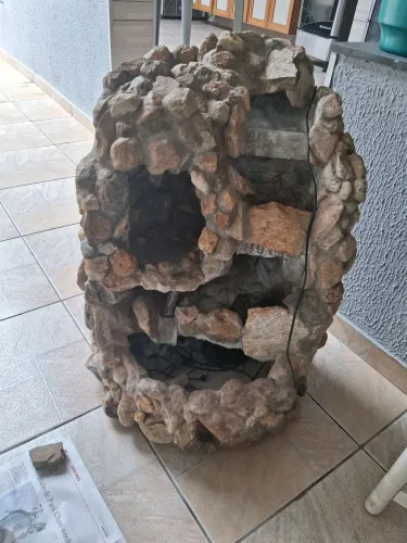 Cascata de pedra para jardim com pé