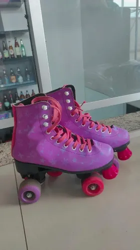 Patins 4 rodas Roxo/Rosa com estrelas semi novo Tam 35/36