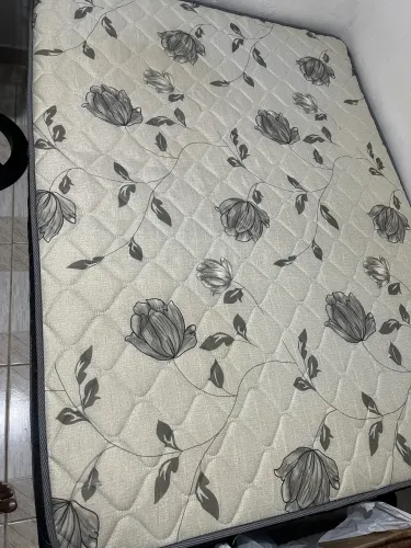 Cama de casal com molas e guarda roupa de solteiro 