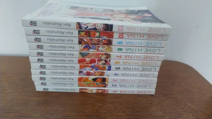 Coleção Mangá Love Hina quase completa.