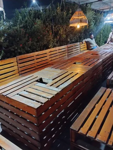 Vendo bancos é mesas de madeira , valor a negociar