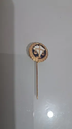 alfinete de Gravata elegante com design da balança da justiça