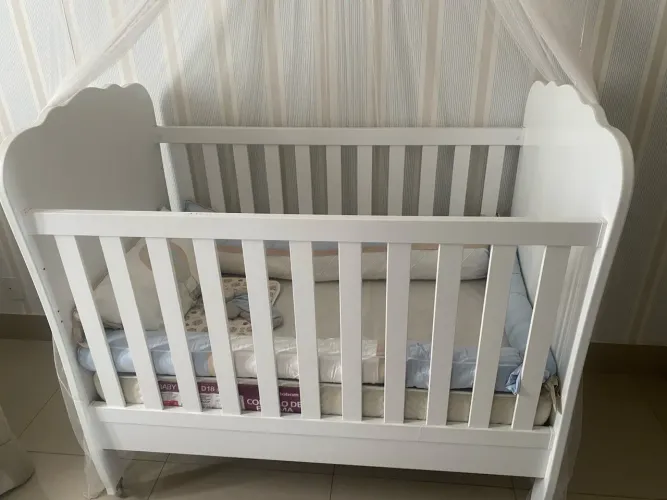 Berço Infantil Branco com Cabeceira Estofada - Lindo e Conservado