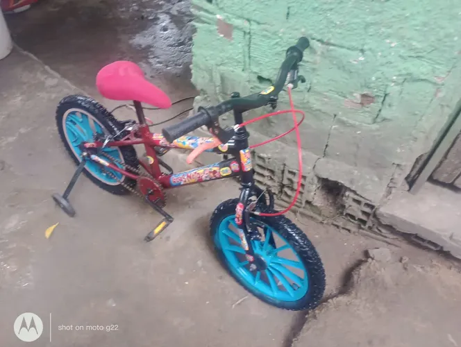 bicicleta aro 16 do Lucas Neto semi nova sem marcas de ferrugens e sem defeitos nenhum 150