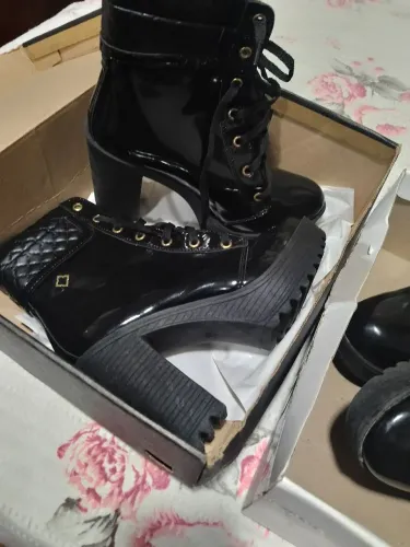 Botas de salto alto 2 pares um par a numeração é 37  e o outro par a numeração é 39