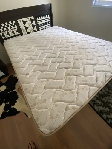 Colchão e cama box queen em excelente estado!