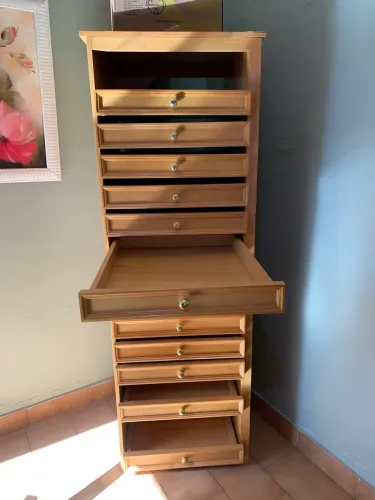 Vende se este armário serve para usar em escritório madeira muito boa e pesado