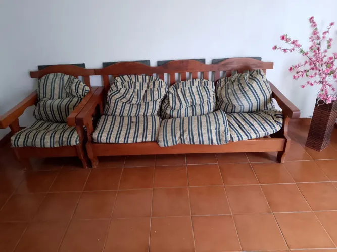 Excelentes sofás de madeira maciça