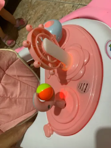 Vendo andador de bebê menina marca max bebê está novo