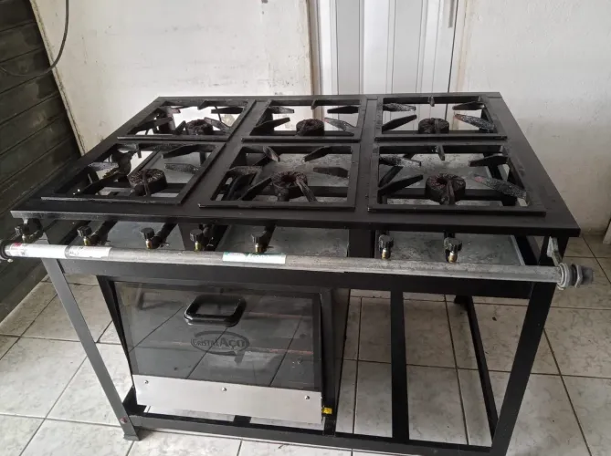 Vende-se fogão 6 bocas e forno industrial - apenas 9 meses de uso