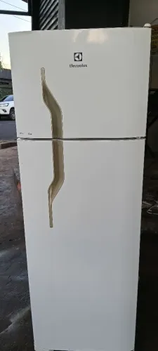 Vendo Geladeira marca Electrolux Gelo seco 260 Litros Completa Semi Nova