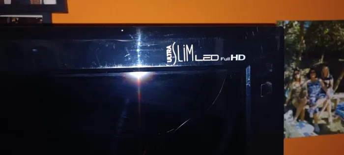 Televisão SEMP TOSHIBA com tela trincada