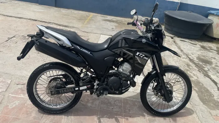 Lander 2022 preta