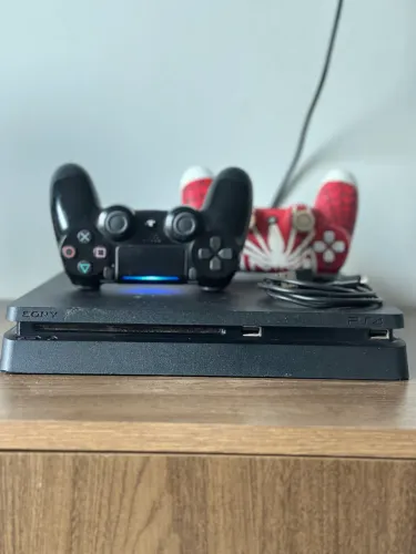 Vendo PS4 semi novo com 2 controles