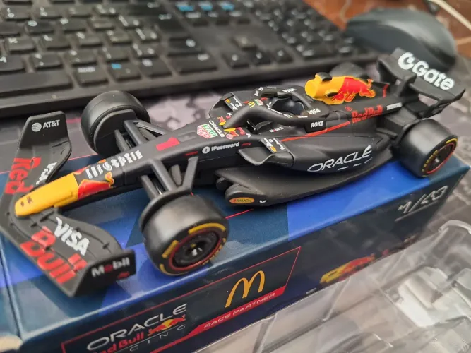 Miniatura F1 Red Bull McDonald's 1/43