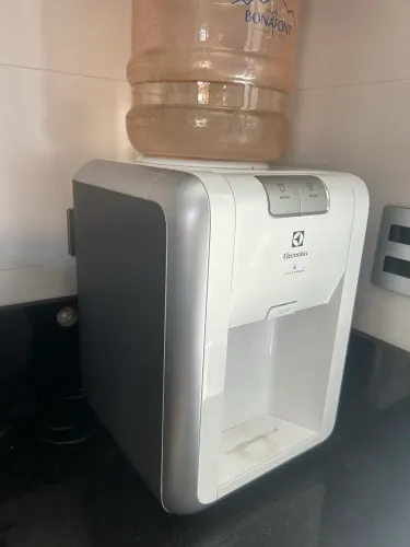 Bebedouro Electrolux para galão de água  com galões  