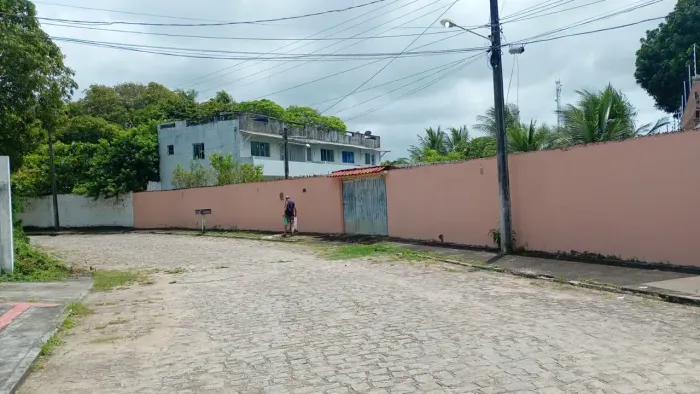 ÁREA COM 3 APARTAMENTOS E 2 PISCINAS A 100M DA PRAIA DE PARIPUEIRA