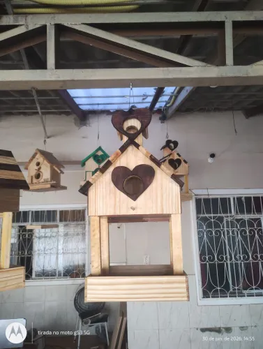 Casinha com comedouro pássaros livres artesanal