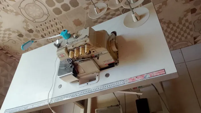 Máquina de costura overloque ponto cadeia