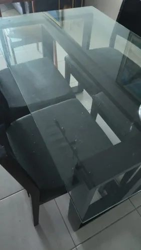 Mesa de 4 lugares com tampo em vidro e 4 cadeiras