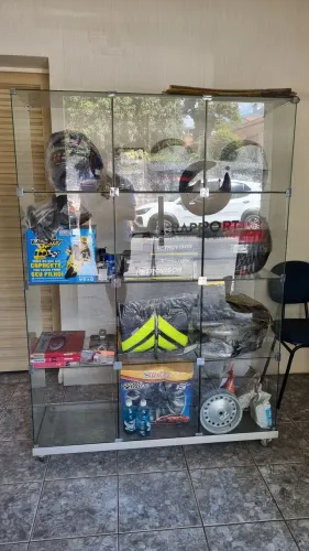 Vitrine expositor de vidro com divisórias e pés com rodinhas