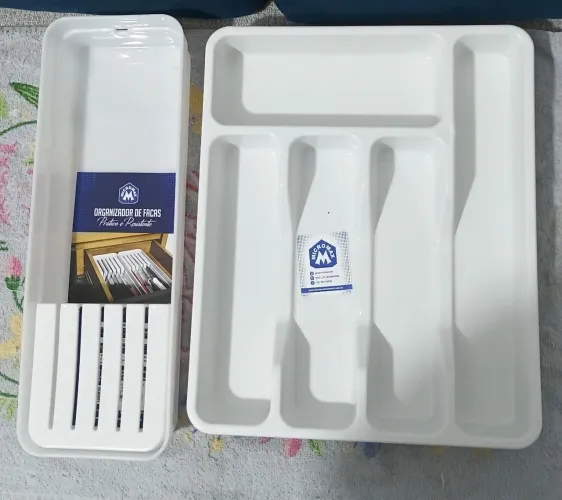 ORGANIZADOR DE FACAS E PORTA TALHERES. NOVOS. COR BRANCA. DE PLÁSTICO. R$30,00.