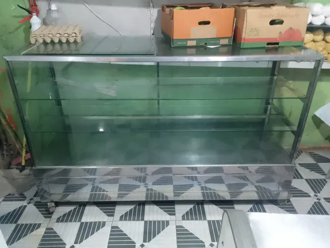 Vende-se vitrine ou balcão de vidro