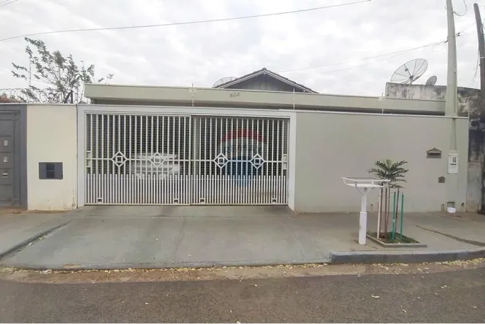Casa à Venda Ampla, Confortável e em Excelente Localização