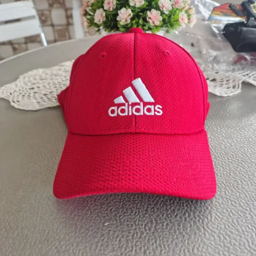 Boné marca Adidas, novo, original, importado, tamanho médio, cor vermelha.