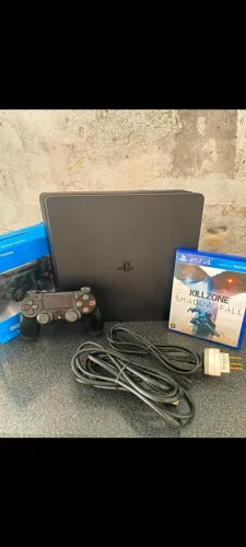 PS4 com dois controles e jogo