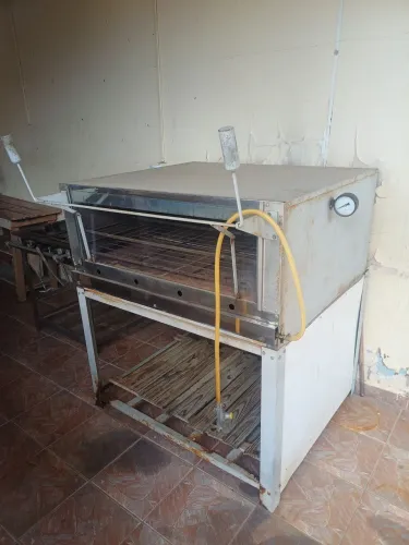 Forno industrial usado, funcionando em um estado ok