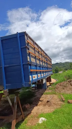 Vendo graneleiro semi nova  medindo 8.50