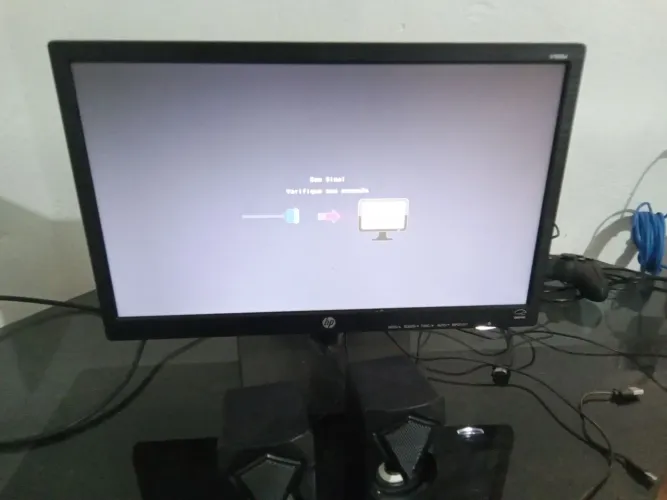 Monitor, teclado, mouse e caixa de som 