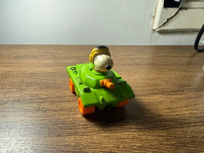 Boneco com carrinho de ferro miniatura