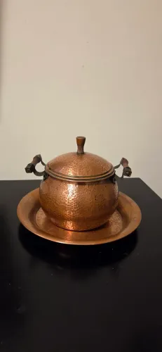 Antigo Conjunto Em Cobre Martelado Pote Com Tampa E Prato