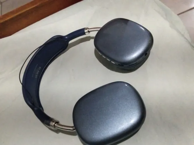 Fone de ouvido com Bluetooth e cartão de memória