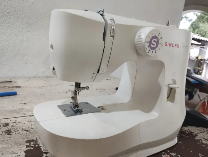 Vende-se uma máquina doméstica de costura Singer
