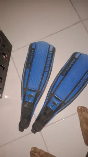 Equipamento de mergulho (pé de pato)